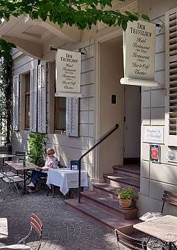 Bar Kaffee Zum Teufel Garten