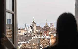 Frau am Fenster